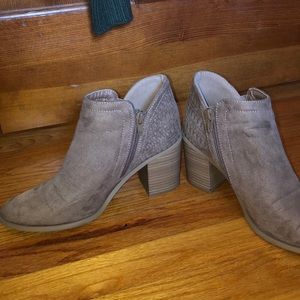 Steve Madden size 7 beige suede booties